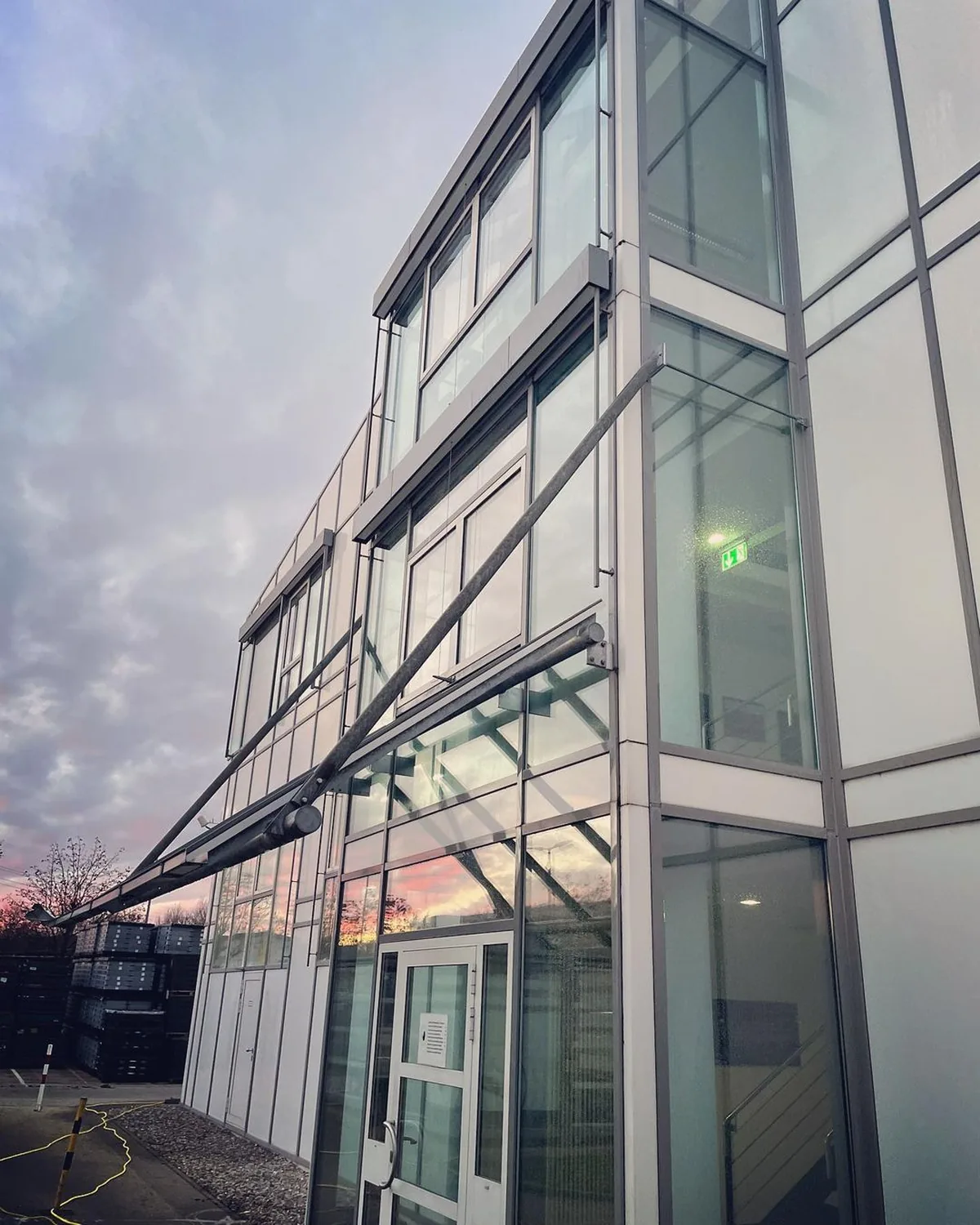 Reinigung großer Glasflächen an einem Gebäude