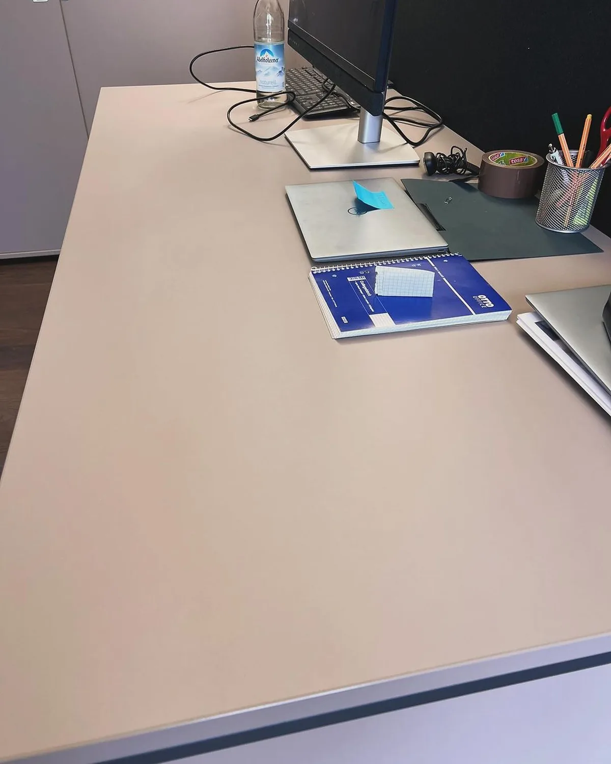Detailaufnahme eines gereinigten Büroarbeitsplatzes